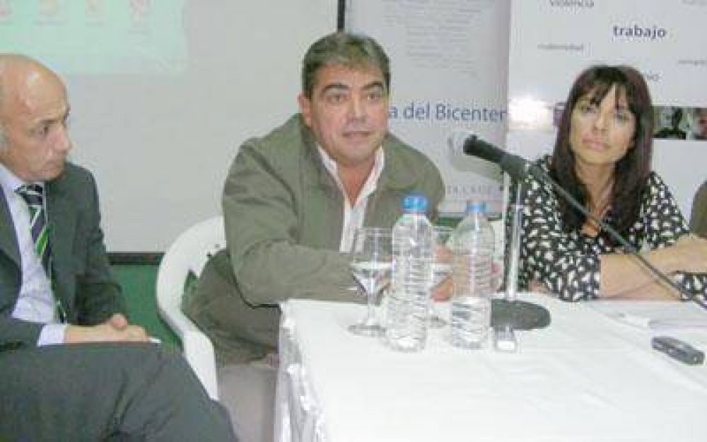 La periodista Rosario Lufrano disert� en Caleta Olivia sobre Derechos Humanos