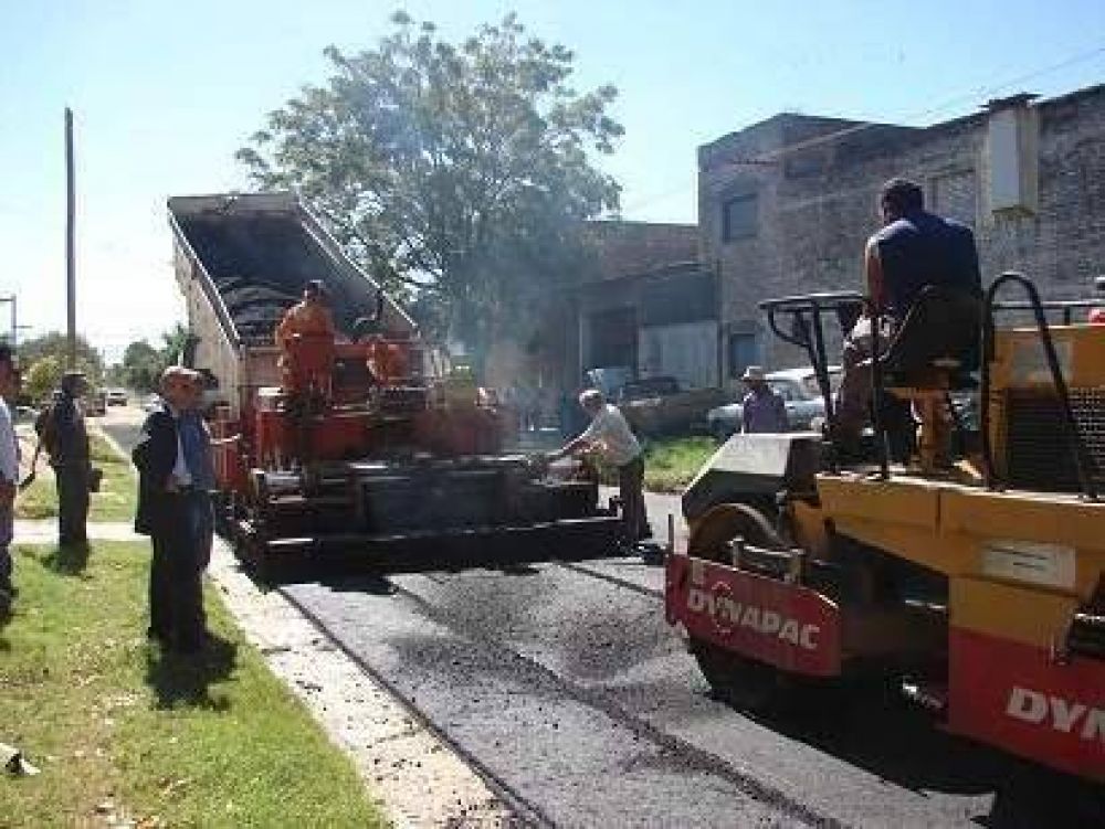 Meoni recorri� la pavimentaci�n del barrio Larrory 