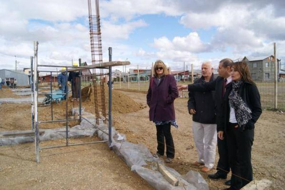 Benegas y del Corro recorrieron las obras de construcciones de Jardines