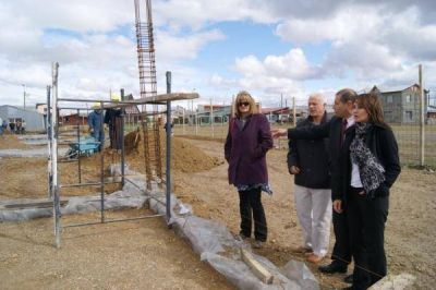 Benegas y del Corro recorrieron las obras de construcciones de Jardines