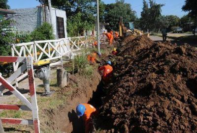 Comenz� la red cloacal en el B� Mariano Moreno