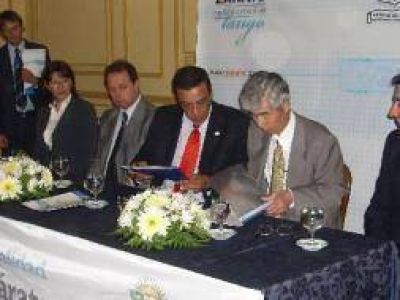 Z�rate: Pese a la tragedia Jap�n entreg� a C�ffaro $1.200.000 para sala sanitaria 