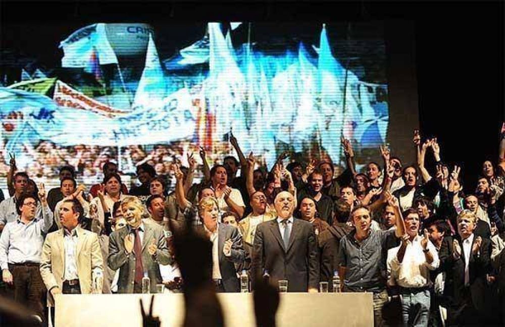 Los tres candidatos del kirchnerismo juntos en un acto