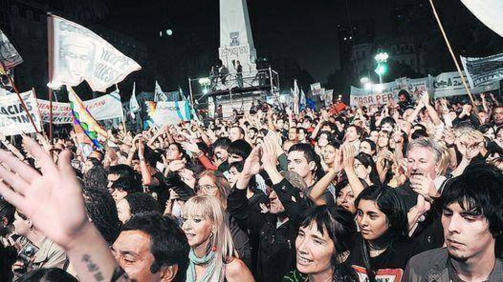 Masiva adhesi�n del kirchnerismo al acto en repudio a la dictadura