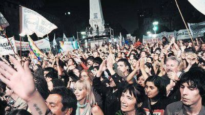 Masiva adhesi�n del kirchnerismo al acto en repudio a la dictadura