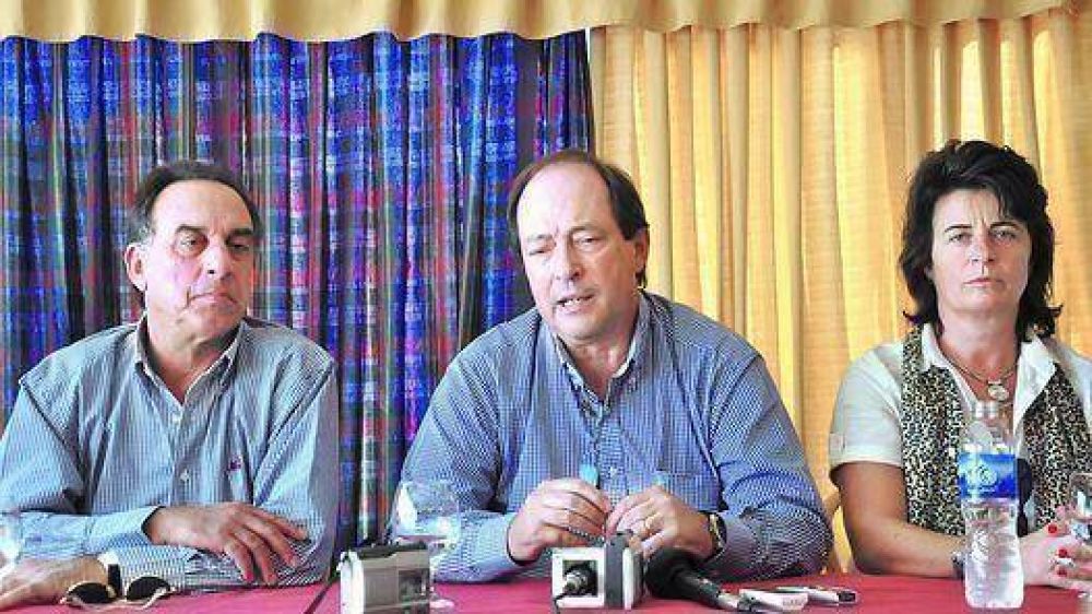 Sanz dice que Alfons�n recibe �ayuda� del kirchnerismo