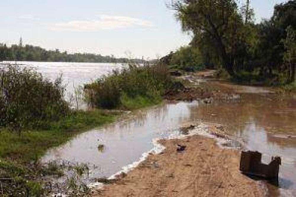 El Paran� sigue creciendo y aumenta el n�mero de evacuados en la costa chaque�a 
