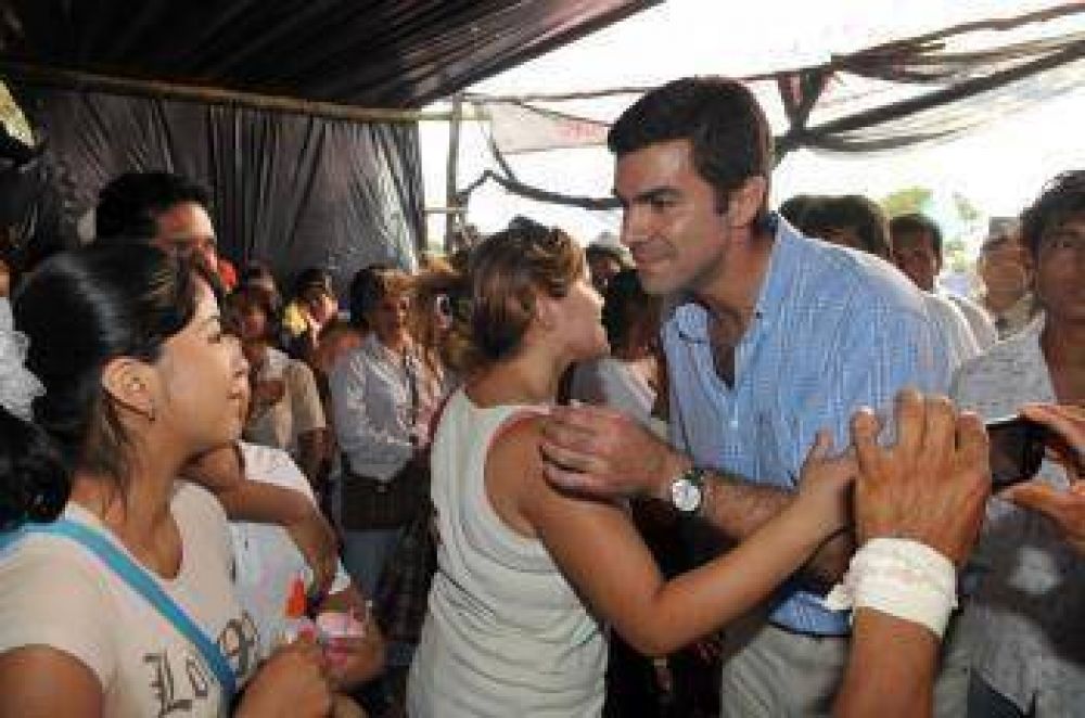 El Gobernador se reuni� con familias de Colonia Santa Rosa