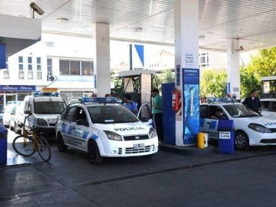 Las estaciones comenzaron a recibir 230 mil litros de combustible para sanear la escasez en Mendoza