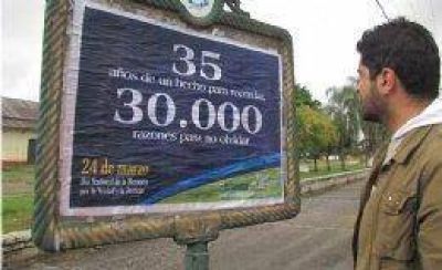 Reempapelaron la ciudad para tapar el error