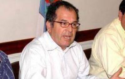 Enojado, Mario Guzm�n Soria sali� a arremeter contra Carlos Menem
