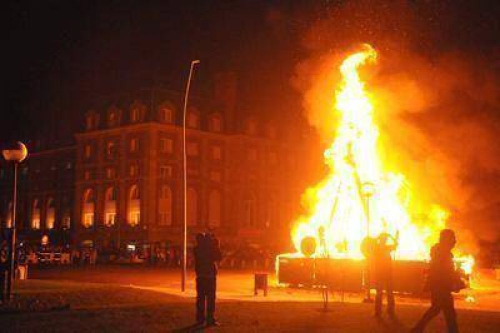 Con un mensaje ambientalista, los valencianos quemaron su 57� falla 