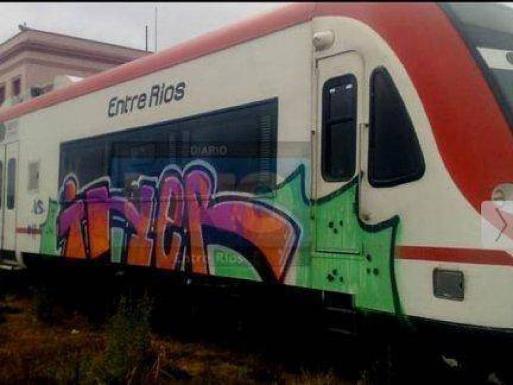 Amaneci� pintado con aerosol el tren que une Paran� y Concepci�n del Uruguay
