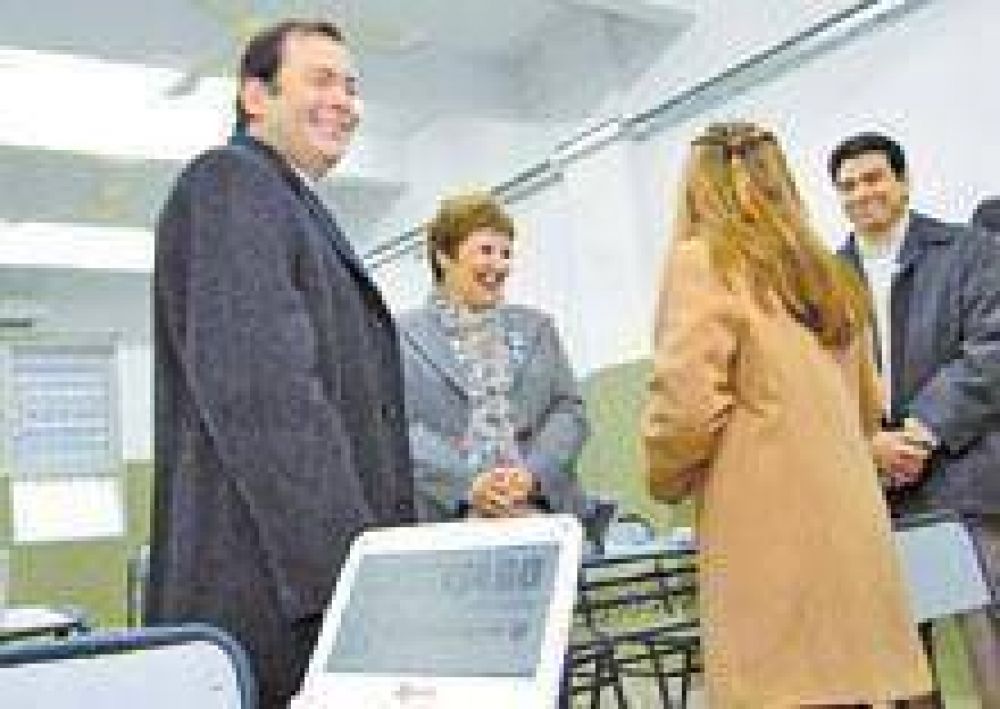 Naci�n, provincia y Anses entregar�n 4.500 netbooks a estudiantes santiague�os 