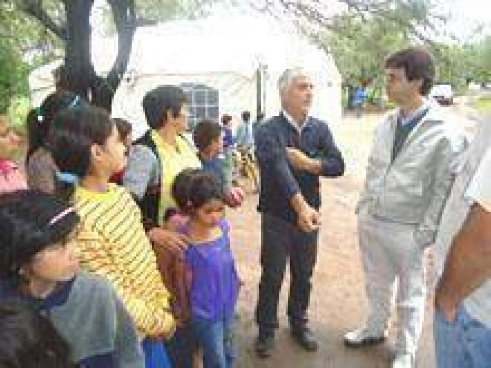 Mart�nez recorri� con funcionarios nacionales centros de emergencia 
