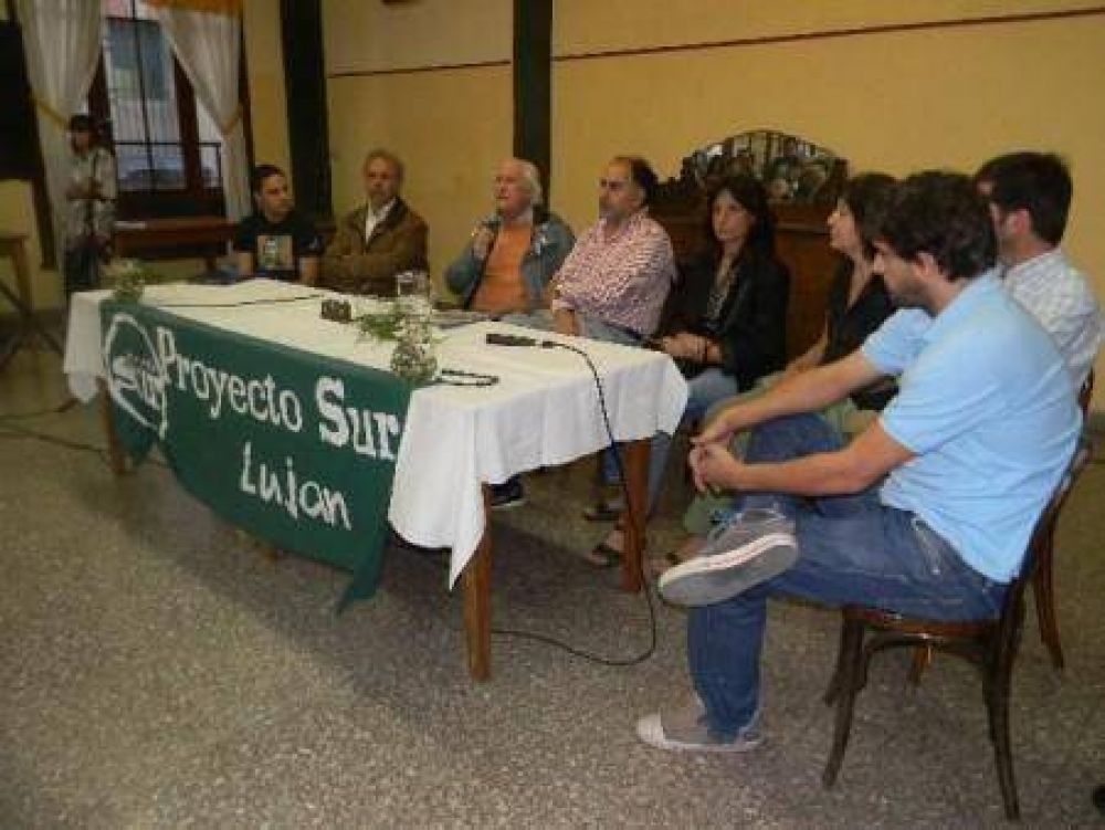 Pino Solanas visit� Luj�n y se mostr� como una opci�n de gobierno