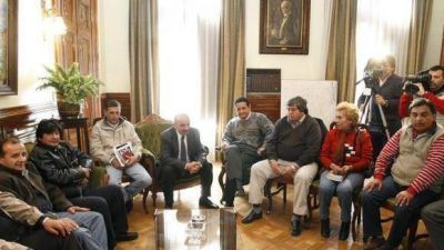Estatales pretenden un aumento salarial superior al otorgado a los docentes 