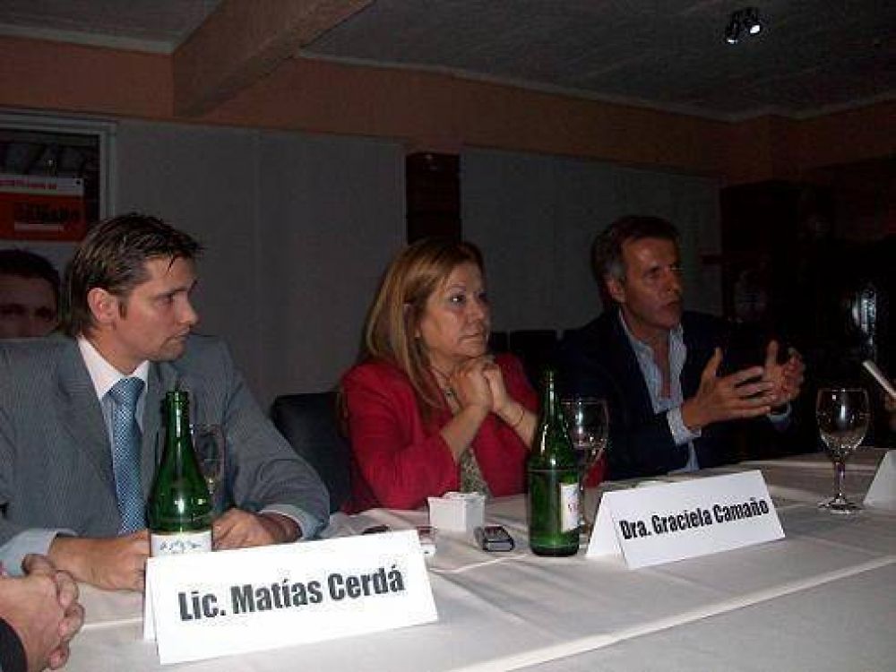 Graciela Cama�o y Mart�n Redrado, juntos en un acto en Vicente L�pez
