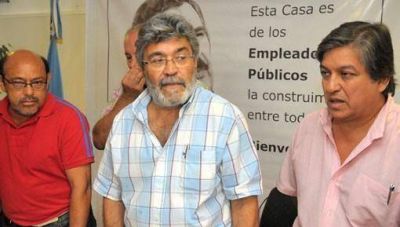 Con una marcha de antorchas, reclaman llamado a concursos