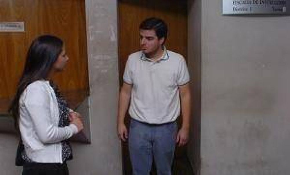A Falo, hasta los amigos lo denuncian