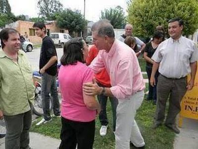 El  candidato a gobernador Walter Wayar visit� Oran 