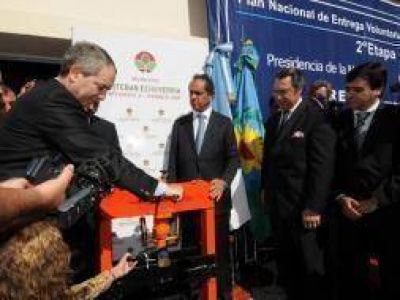 Esteban Echeverr�a: Scioli encabez� nueva etapa de entrega voluntaria de armas