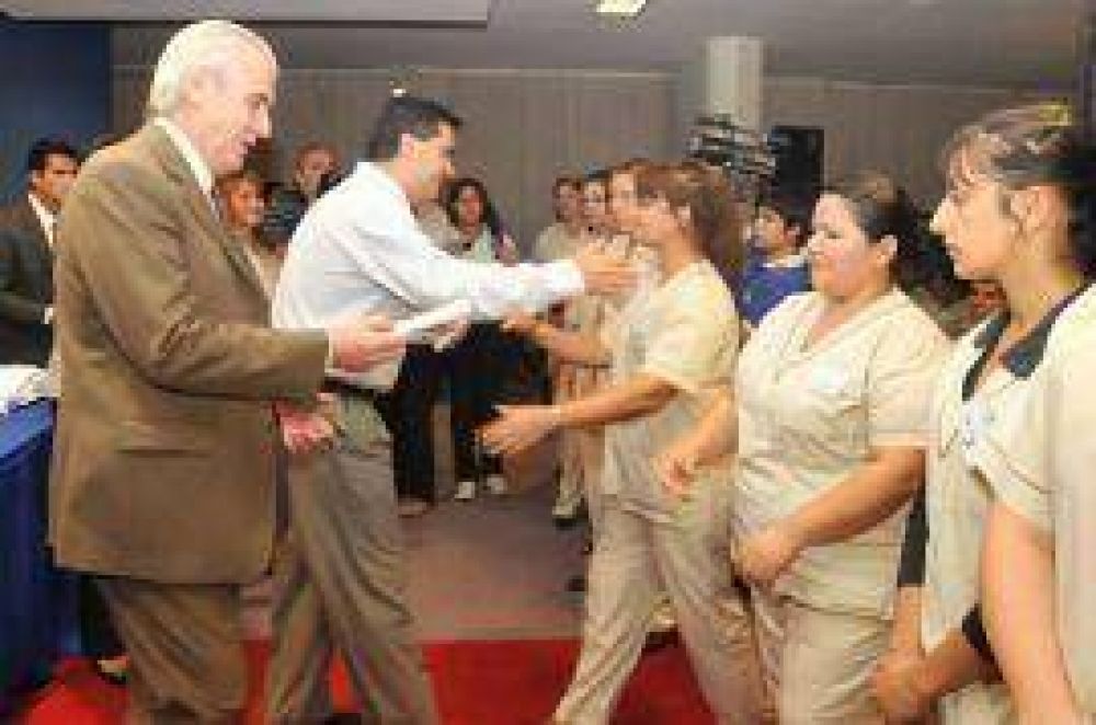 Capitanich entreg� diplomas a 81 auxiliares de enfermer�a 