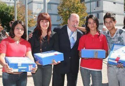 M�s de 2300 alumnos y docentes ya tienen su netbook en San Fernando
