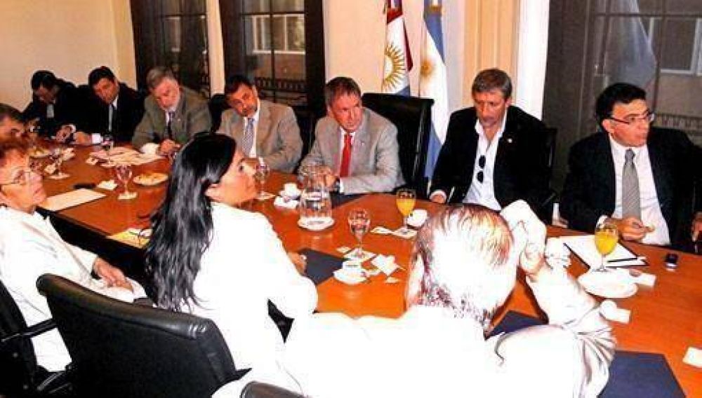 El Gobernador reiter� que UPC encabeza los sondeos, pero pidi� al peronismo unirse �para retener C�rdoba�