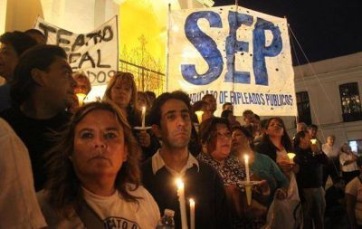 Los estatales cordobeses marcharon hacia la Catedral en rechazo al trabajo "precarizado�