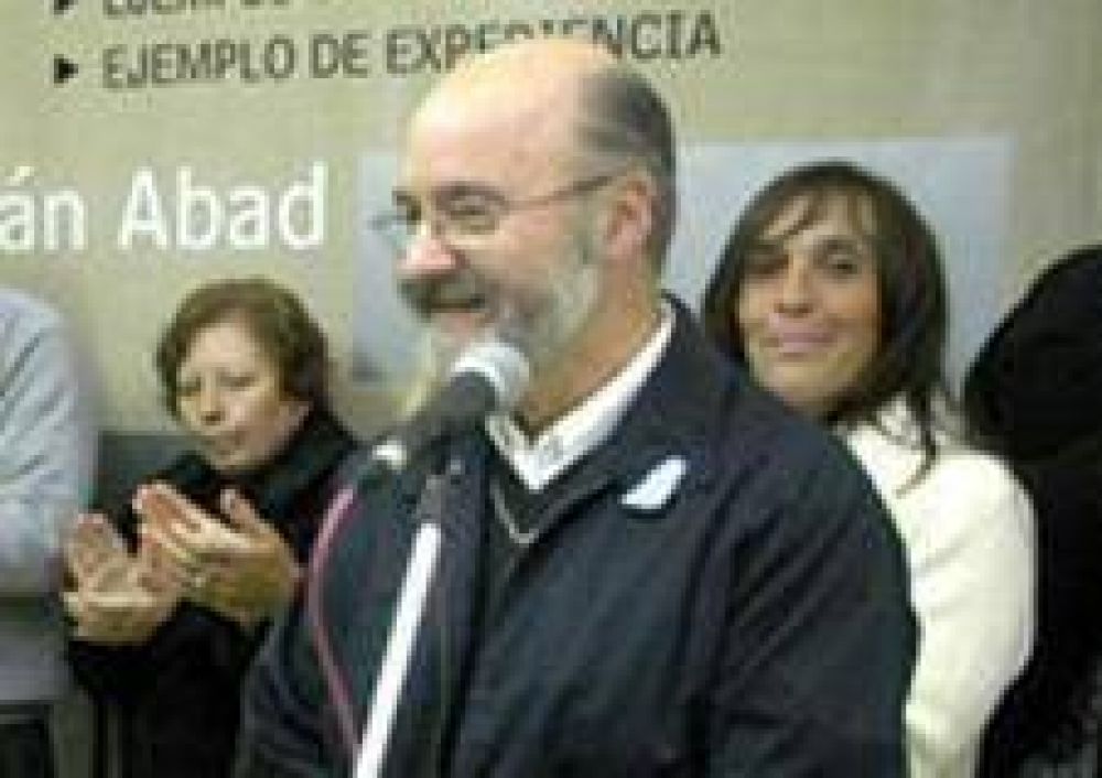 Juli�n Abad descart� volver a la pol�tica