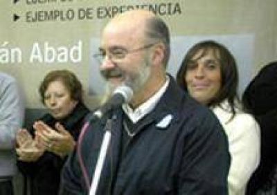 Juli�n Abad descart� volver a la pol�tica