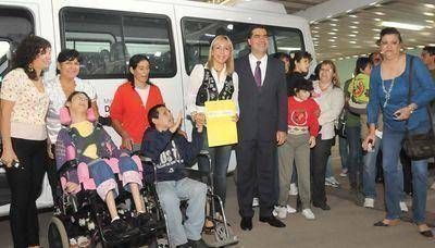 Entregaron 10 minibuses destinados a personas con discapacidad