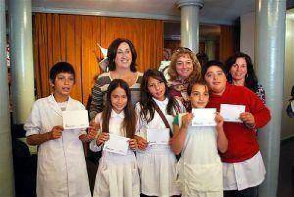 TyC entreg� subsidios para educaci�n f�sica en escuelas de Luj�n 