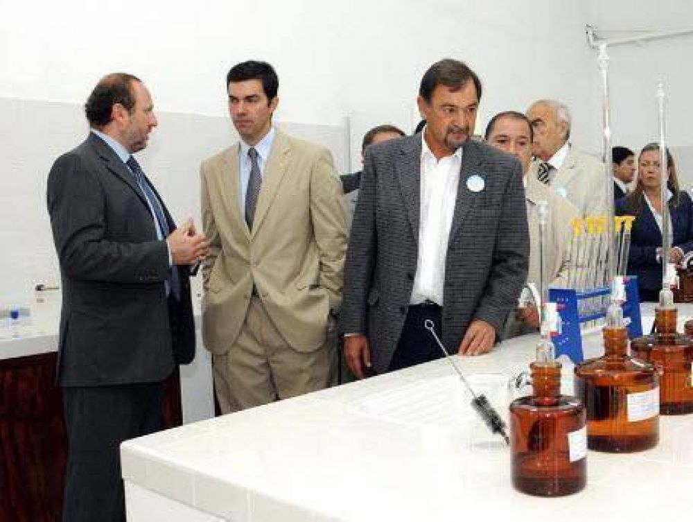 El intendente acompa�� al gobernador en la inauguraci�n de un laboratorio de Aguas del Norte