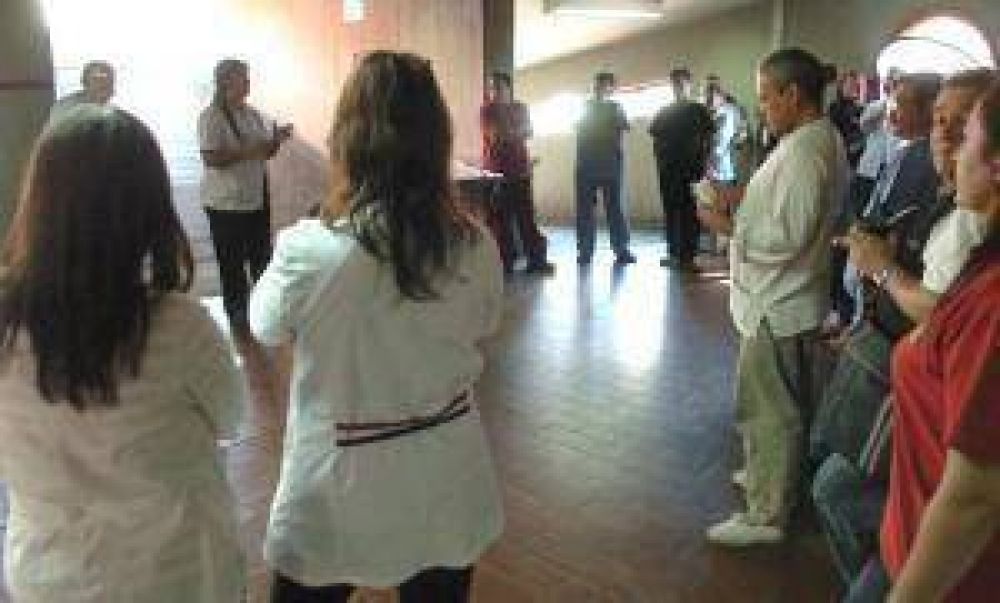 Contin�a la urgente toma del Urgencias