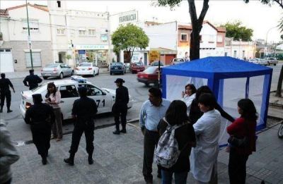 Instalaron una carpa blanca en el hospital Del Milagro