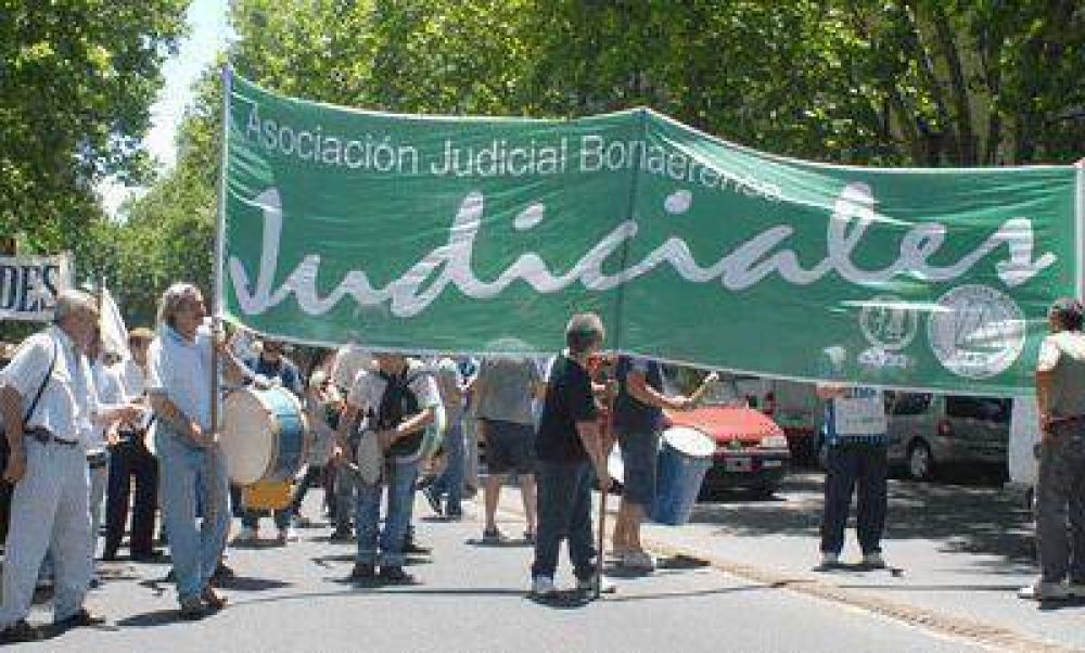 Trabajadores judiciales cierran la semana con medidas de fuerza