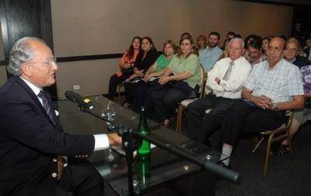 Reconocido pediatra disert� sobre desnutrici�n infantil
