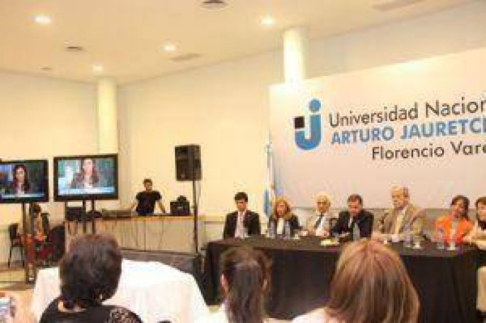 Por teleconferencia, Cristina inaugur� obras en Varela y otros dos distritos bonaerenses