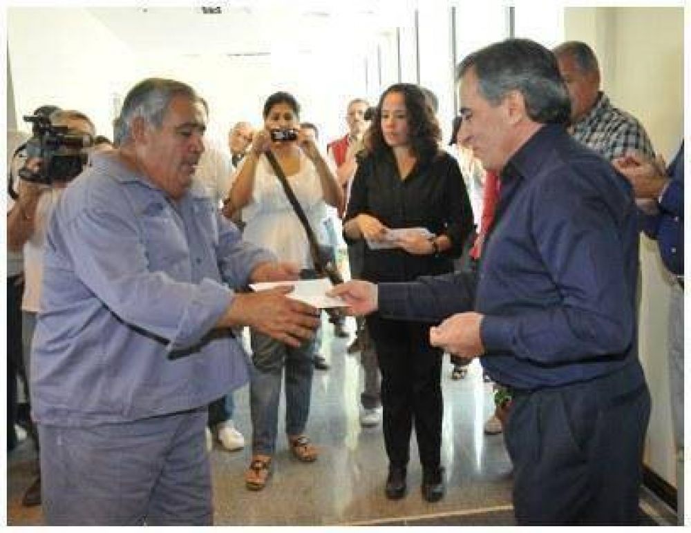 ENTREGARON PENSIONES EN MALVINAS ARGENTINAS 