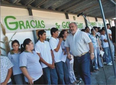 El Gobernador inaugur� nuevo edificio de escuela agr�cola 