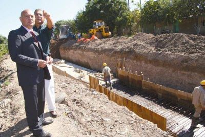 Comenz� a construirse el desag�e pluvial en San Jos� 