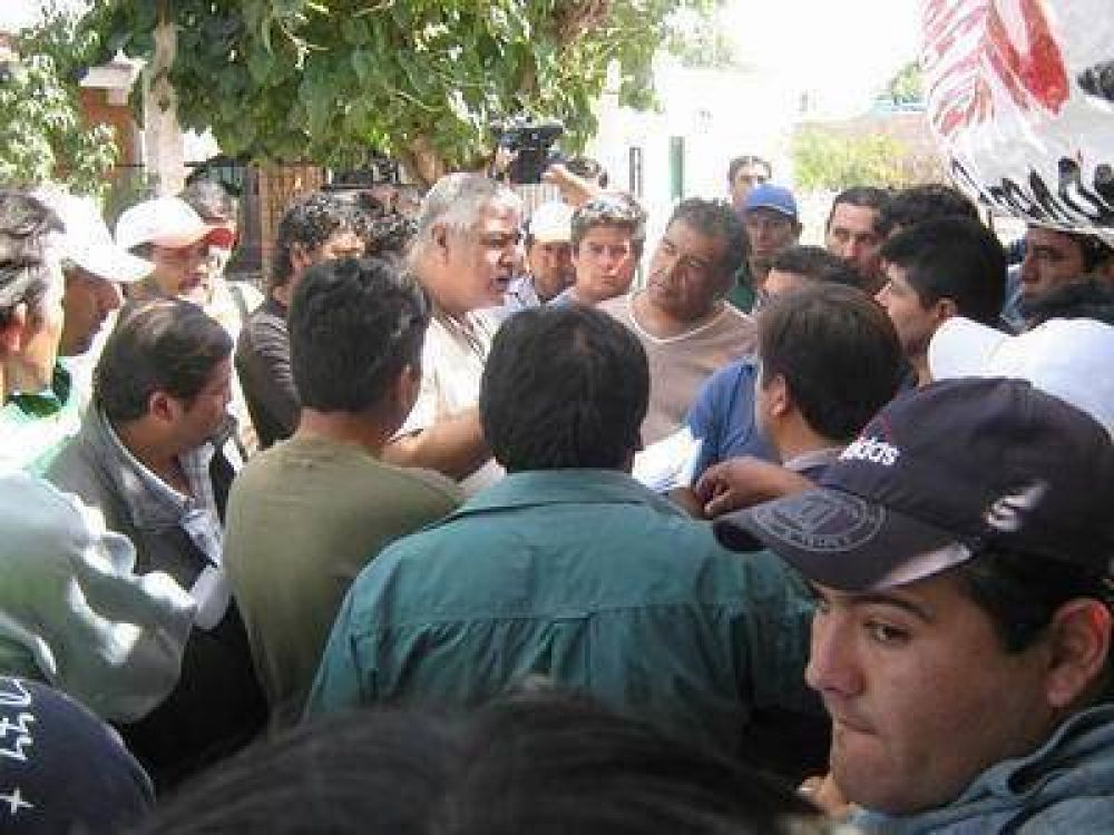 Ahora estall� en Tinogasta la protesta de los contratados