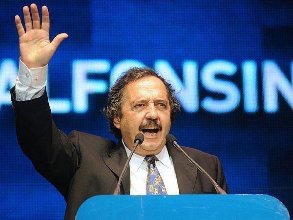 El radicalismo proclam� como candidato presidencial a Alfons�n