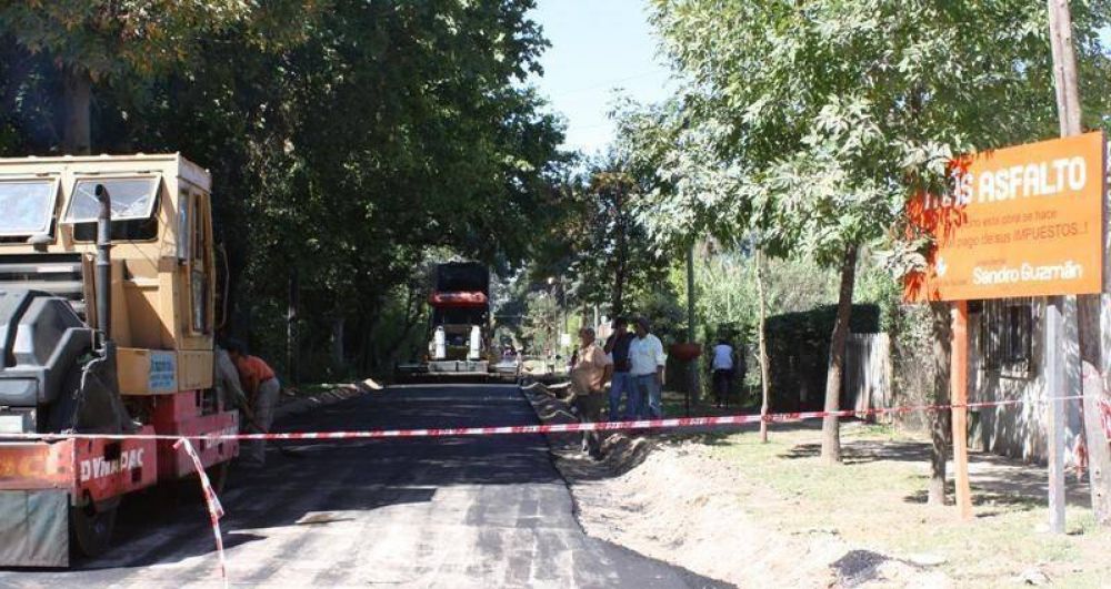 ESCOBAR - AVANZA LA OBRA DE ASFALTO EN INGENIERO MASCHWITZ Y EL ACCESO A LA ESCUELA N� 22 DE ISLAS