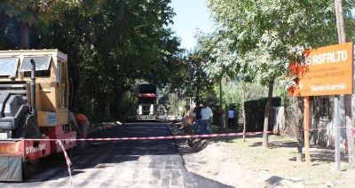 ESCOBAR - AVANZA LA OBRA DE ASFALTO EN INGENIERO MASCHWITZ Y EL ACCESO A LA ESCUELA N� 22 DE ISLAS