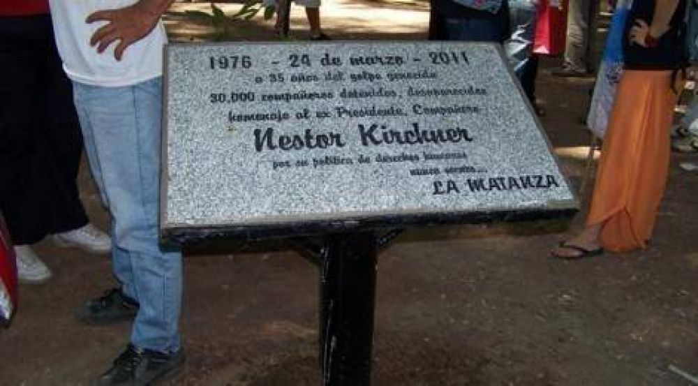 Organizaciones sociales realizaron un homenaje a Kirchner y a los 30 mil desaparecidos