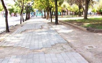 Quejas por �el estado de abandono y deterioro� de la plaza Brown
