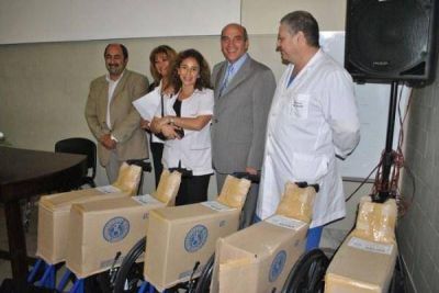 Entregaron cinco sillas de ruedas al hospital "San Roque"